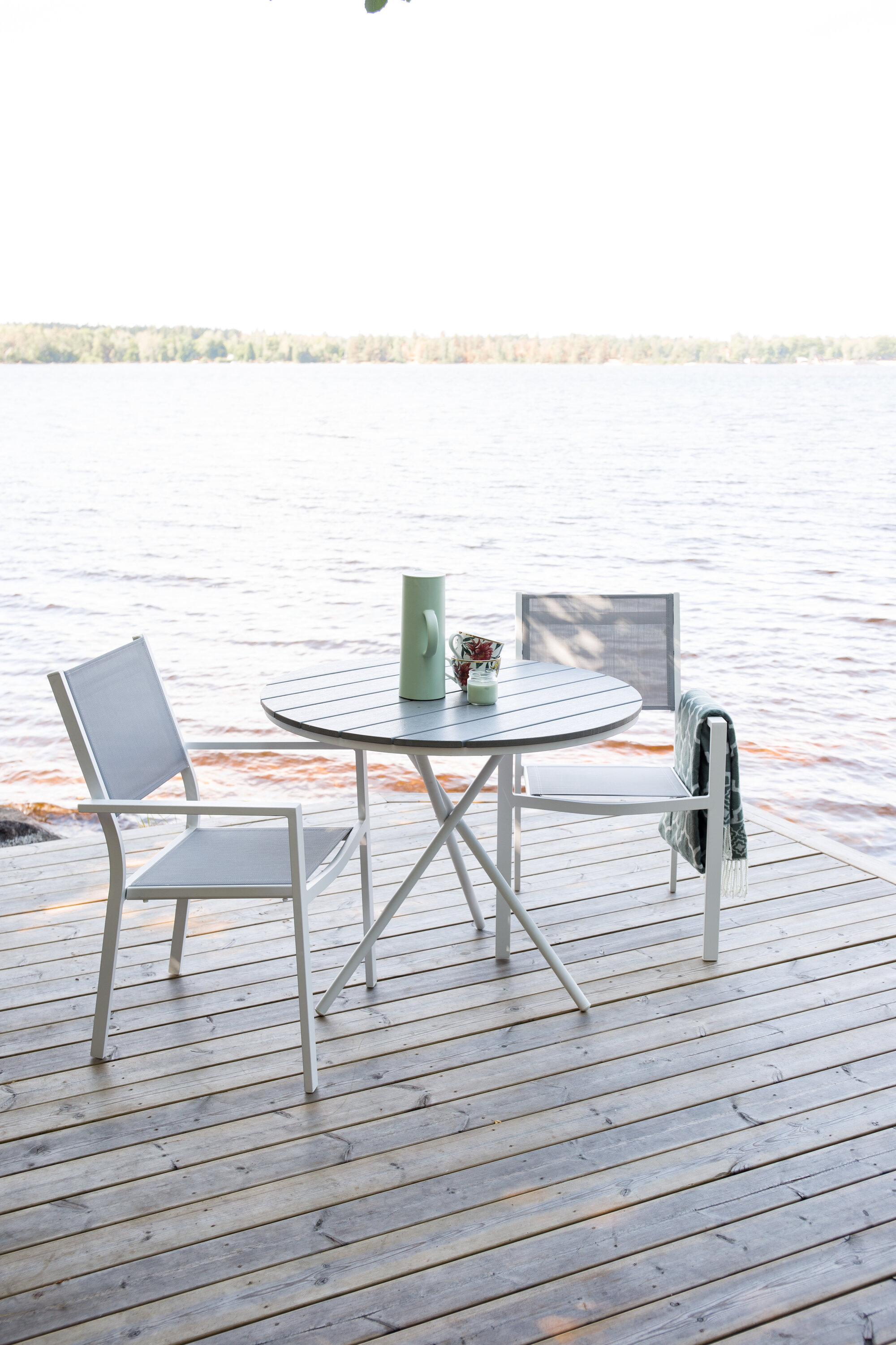 Parvekeryhmä Venture Home Parma/Copacabana, Ø90cm pöytä + 2 pinottavaa tuolia, harmaa/valkoinen