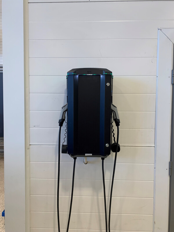 Sähköauton latausasema Garo GLB Twin, GTBDCM-T211FCL-A, 2xType2, 2x11kW(3x16A), 7.5m kaapeli, vikavirtasuoja, kWh-mittari